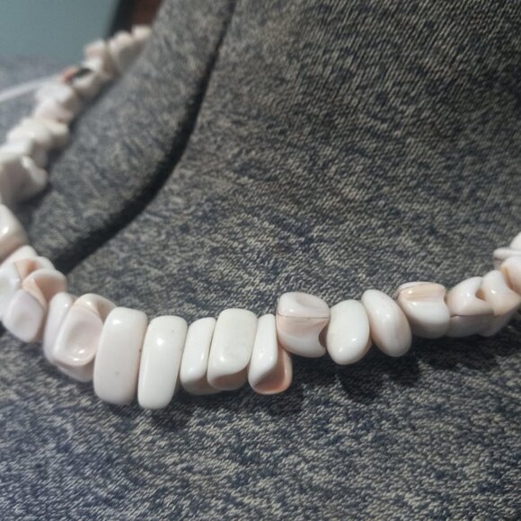 Vintage Pink Luanos Conch Shell Necklace 18 inch Polished Shaped Whites, Pinks - Picture 4 of 10